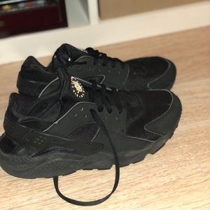 Black Nike Huaraches (barely worn)